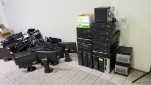 沙田小瀝源，回收多部顯示器，電腦主機，手提電腦。
