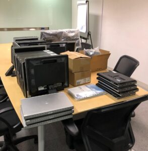 尖沙咀港威大廈，回收多部手提電腦及主機。