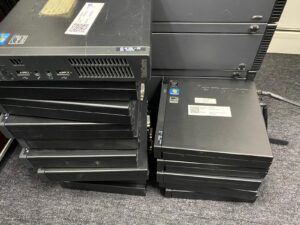 灣仔中怡大廈，回收多部電腦主機。