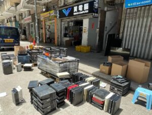 客戶賣來本店，多部playstation 4 3 2。