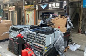 客戶賣來本店，400部主機+100部服務器。