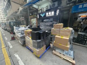 客戶賣來本店，主機+顯示器+服務器+路由器。