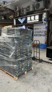 客戶賣來本店，200多部主機，200多部手提電腦。