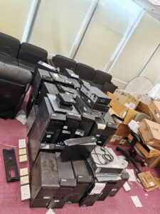 機場 ，回收多個主機+顯示器+打印機等等。