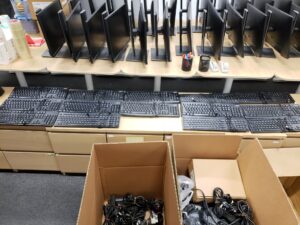 葵涌，回收30多個新款DELL顯示器。