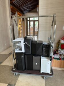 青衣酒店，回收9部主機，1部服務器。